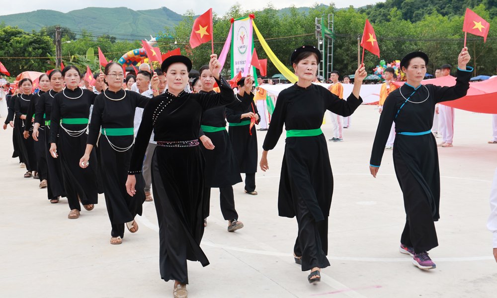 Người dân tham gia diễu hành trong trang phục dân tộc truyền thống. Người dân tham gia diễu hành trong trang phục dân tộc truyền thống.
