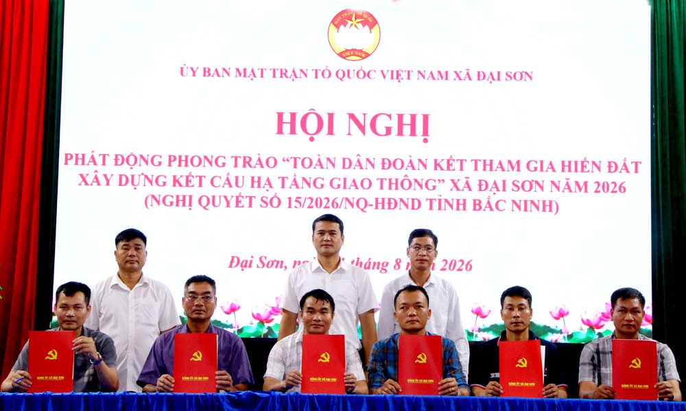 Lãnh đạo xã Đại Sơn chứng kiến các thôn đăng ký tham gia phong trào. Lãnh đạo xã Đại Sơn chứng kiến các thôn đăng ký tham gia phong trào.