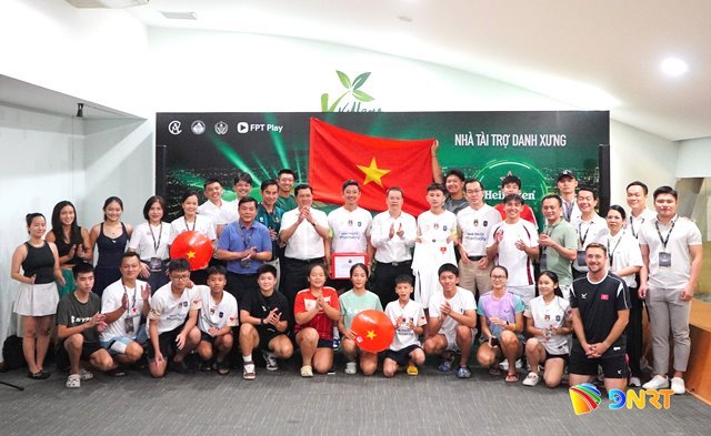 Ph&oacute; B&iacute; thư Th&agrave;nh ủy, Chủ tịch UBND th&agrave;nh phố Nguyễn Mạnh H&ugrave;ng v&agrave; Ủy vi&ecirc;n thường vụ, Ph&oacute; Chủ tịch Thường trực HĐND th&agrave;nh phố, Chủ tịch Li&ecirc;n đo&agrave;n Pickleball TP. Đ&agrave; Nẵng Trần Phước Sơn gặp mặt, động vi&ecirc;n đội tuyển Việt Nam tham dự Giải Pickleball World Cup 2026 tổ chức tại TP.Đ&agrave; Nẵng. Ảnh: Vinh Anh