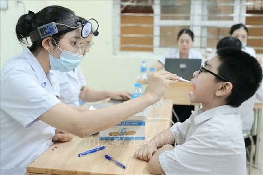 Bác sĩ bệnh viện đa khoa Xanh Pôn khám cho học sinh tại trường Trung học cơ sở Ba Đình ngày 22/8/2026. (Ảnh: Minh Quyết/TTXVN) Bác sĩ bệnh viện đa khoa Xanh Pôn khám cho học sinh tại trường Trung học cơ sở Ba Đình ngày 22/8/2026. (Ảnh: Minh Quyết/TTXVN)