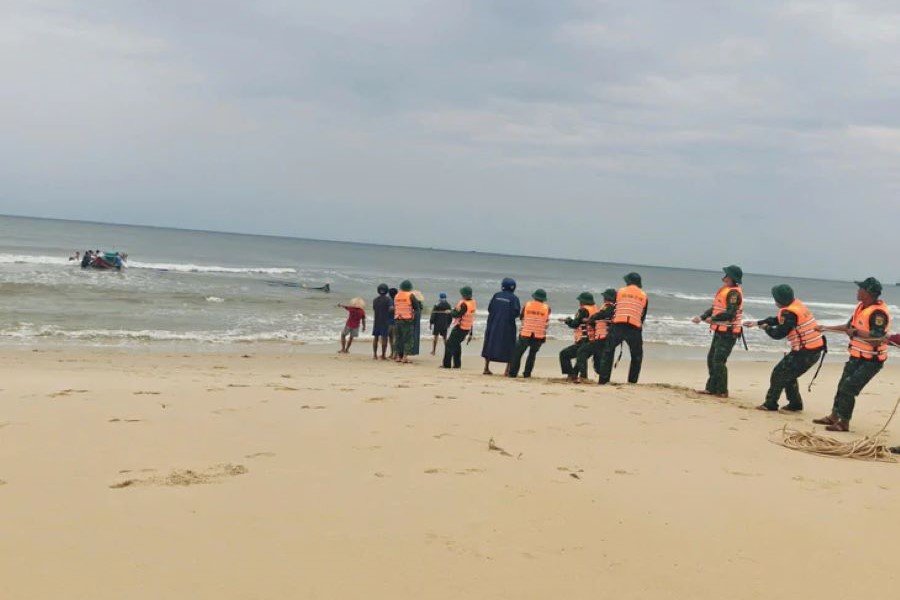Đồn Biên phòng Cửa khẩu cảng Cửa Việt hỗ trợ ngư dân kéo thuyền đánh cá bị sóng đánh chìm trên biển vào bờ Đồn Biên phòng Cửa khẩu cảng Cửa Việt hỗ trợ ngư dân kéo thuyền đánh cá bị sóng đánh chìm trên biển vào bờ
