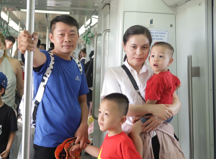 Vợ chồng anh Trương Hải Nam đưa c&aacute;c con trải nghiệm metro trong kỳ nghỉ lễ Quốc kh&aacute;nh. Ảnh: Minh Ph&uacute;c