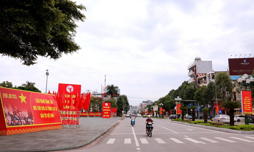 Đường H&ugrave;ng Vương, phường Bắc Giang rực rỡ sắc đỏ.