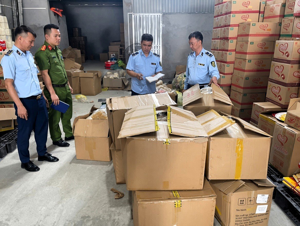Công an phường Yên Bái tăng cường phối hợp với các lực lượng chức năng kiểm tra, xử lý nghiêm các hành vi vi phạm trong hoạt động sản xuất, kinh doanh thực phẩm nhằm bảo vệ quyền lợi và sức khỏe Nhân dân Công an phường Yên Bái tăng cường phối hợp với các lực lượng chức năng kiểm tra, xử lý nghiêm các hành vi vi phạm trong hoạt động sản xuất, kinh doanh thực phẩm nhằm bảo vệ quyền lợi và sức khỏe Nhân dân