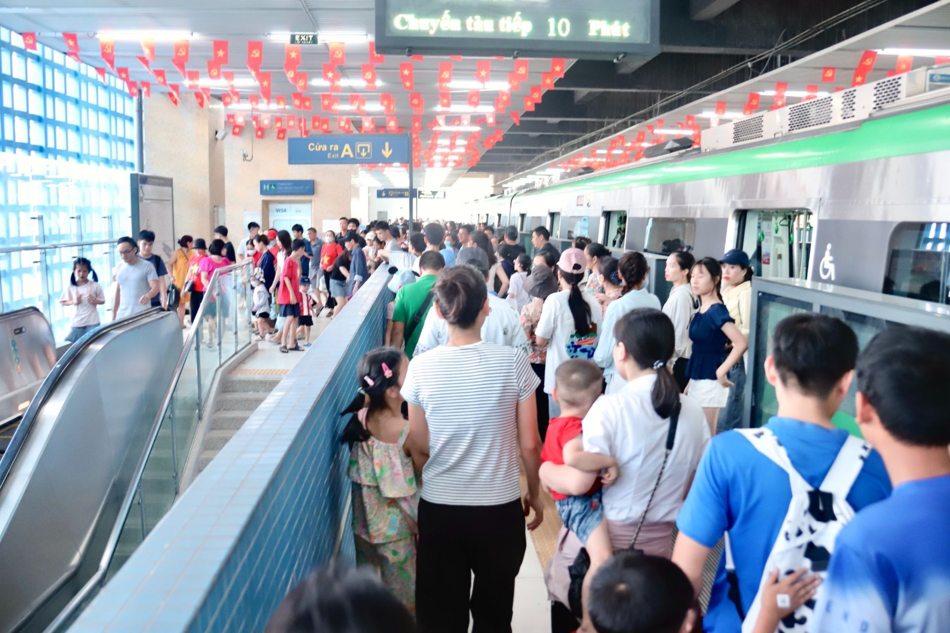 H&agrave;nh kh&aacute;ch di chuyển tại nh&agrave; ga metro C&aacute;t Linh - H&agrave; Đ&ocirc;ng trong chiều 1/9, lượng người tăng cao trong kỳ nghỉ lễ Quốc kh&aacute;nh 2/9. Ảnh: Minh Ph&uacute;c