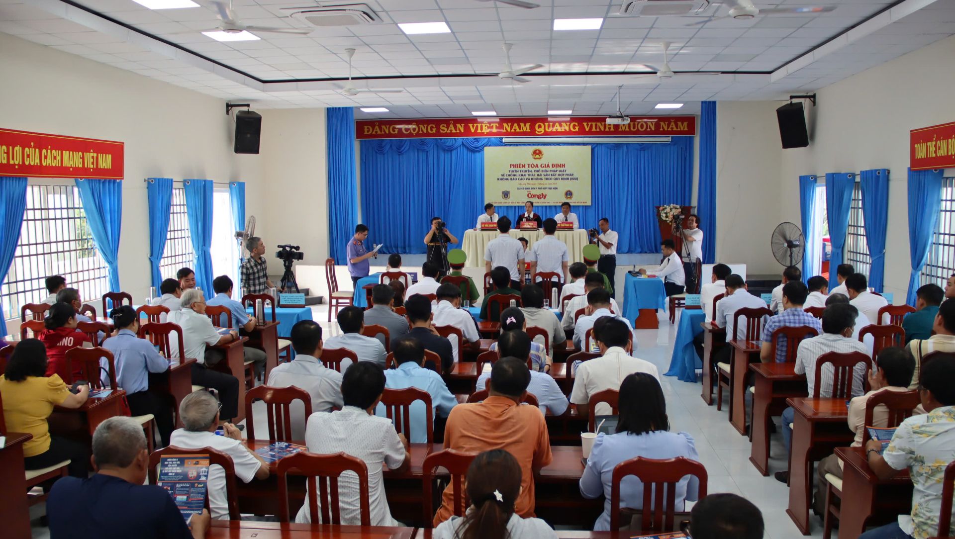 Quang cảnh tổ chức phiên tòa giả định Quang cảnh tổ chức phiên tòa giả định