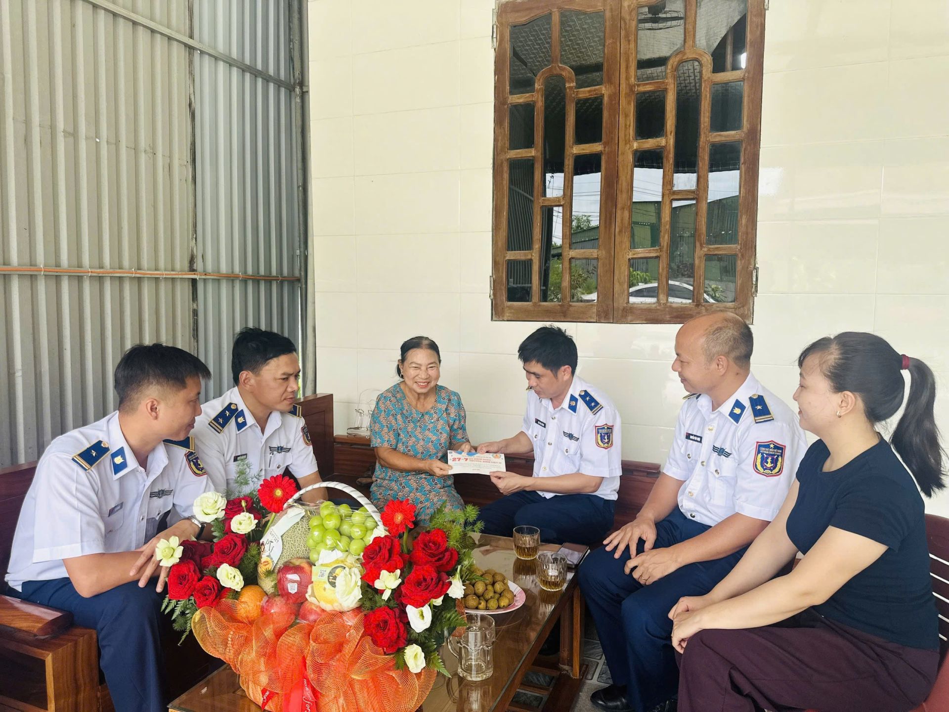 Đảng ủy, Chỉ huy Hải đội tổ chức thăm hỏi, tặng qu&agrave; tri &acirc;n gia đ&igrave;nh liệt sĩ Nguyễn Văn T&agrave;i, Th&acirc;n phụ Thiếu t&aacute; Nguyễn Văn Thiệu - Ch&iacute;nh trị vi&ecirc;n ph&oacute; Hải đội 102