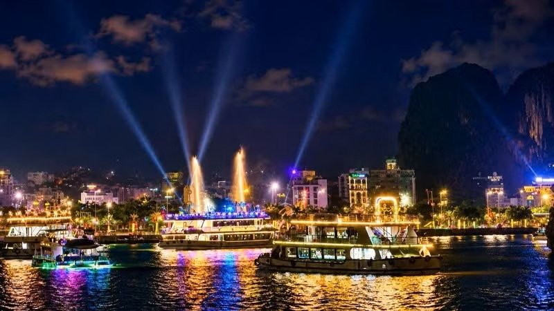 Chương trình trình diễn ánh sáng tàu du lịch trên Vịnh Hạ Long. (Ảnh: Quang Thọ) Chương trình trình diễn ánh sáng tàu du lịch trên Vịnh Hạ Long. (Ảnh: Quang Thọ)