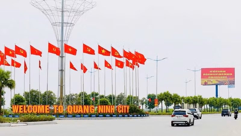 Quảng Ninh rực rỡ cờ, hoa chào mừng thành phố. (Ảnh: Quang Thọ) Quảng Ninh rực rỡ cờ, hoa chào mừng thành phố. (Ảnh: Quang Thọ)