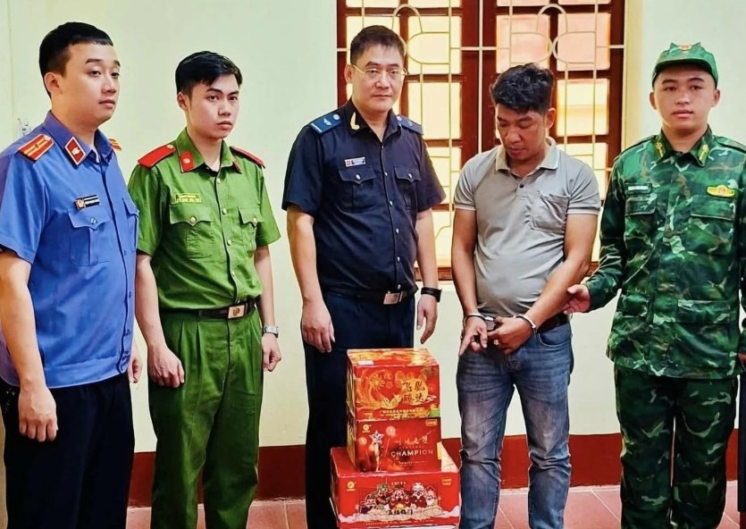 Tang vật v&agrave; đối tượng vi phạm bị lực lượng chức năng bắt giữ. Ảnh: kv06.customs.gov.vn