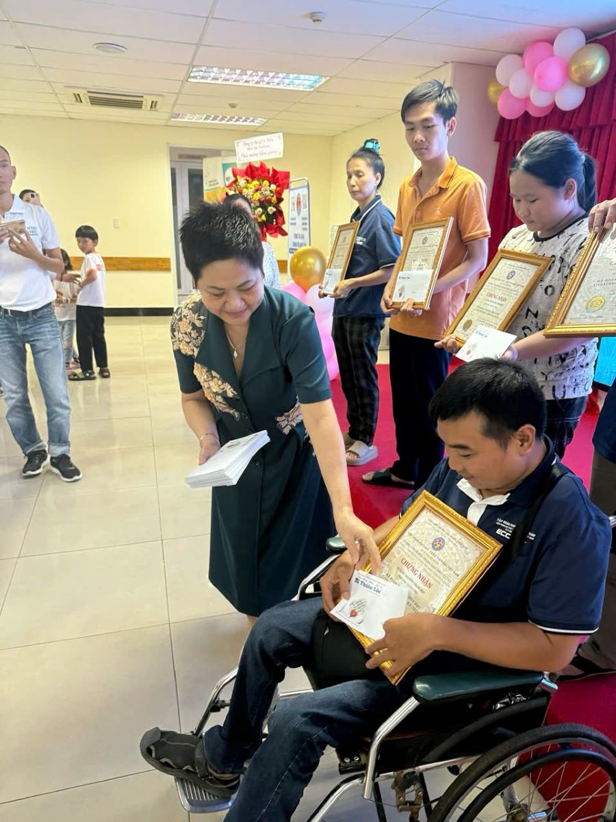 Trên hành trình phát triển doanh nghiệp, sẻ chia với cộng đồng luôn là hoạt động song hành và trách nhiệm xã hội. Trên hành trình phát triển doanh nghiệp, sẻ chia với cộng đồng luôn là hoạt động song hành và trách nhiệm xã hội.