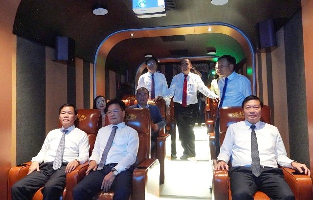L&atilde;nh đạo tỉnh Quảng Trị c&ugrave;ng c&aacute;c đại biểu tham quan trải nghiệm tr&ecirc;n t&agrave;u. Ảnh: Cổng th&ocirc;ng tin điện tử tỉnh Quảng Trị.