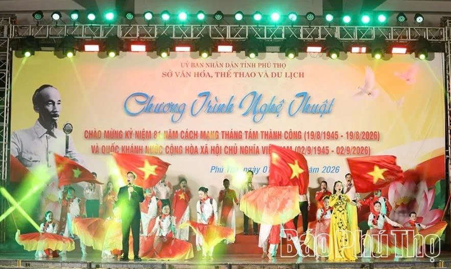 Giai điệu “Việt Nam ơi ta tiếp bước” vang lên giữa không gian Bảo tàng Hùng Vương, hòa cùng những màn múa đồng diễn, mang đến sắc thái trẻ trung, sôi nổi cho chương trình. Giai điệu “Việt Nam ơi ta tiếp bước” vang lên giữa không gian Bảo tàng Hùng Vương, hòa cùng những màn múa đồng diễn, mang đến sắc thái trẻ trung, sôi nổi cho chương trình.