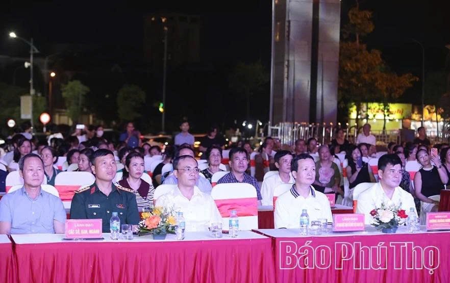 Đại biểu tham dự chương trình nghệ thuật mừng Quốc khánh 2/9 tại Phú Thọ. Đại biểu tham dự chương trình nghệ thuật mừng Quốc khánh 2/9 tại Phú Thọ.