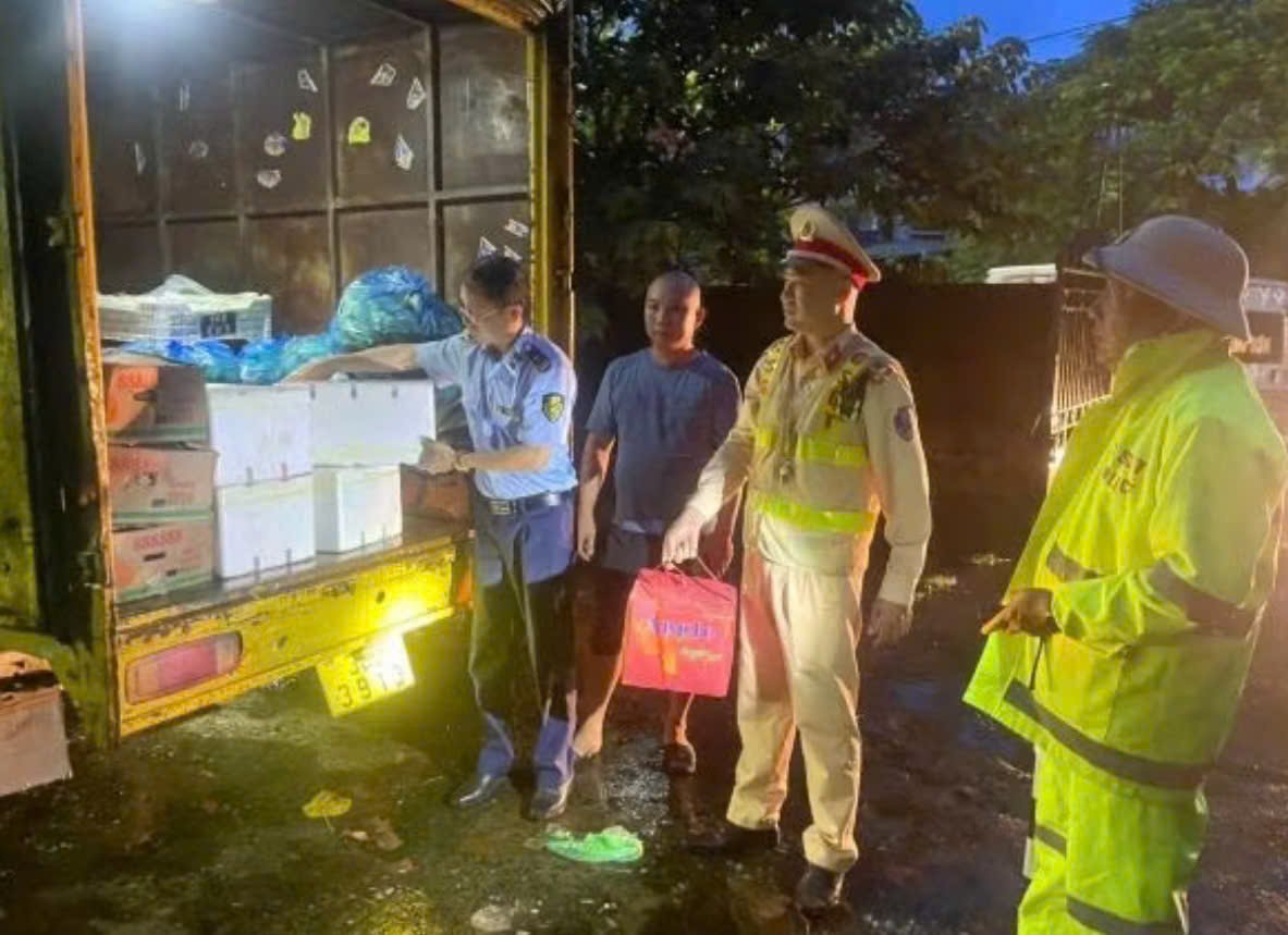 Lực lượng chức năng kiểm tra, kiểm đếm số thực phẩm kh&ocirc;ng r&otilde; nguồn gốc, xuất xứ tr&ecirc;n phương tiện vận tải.