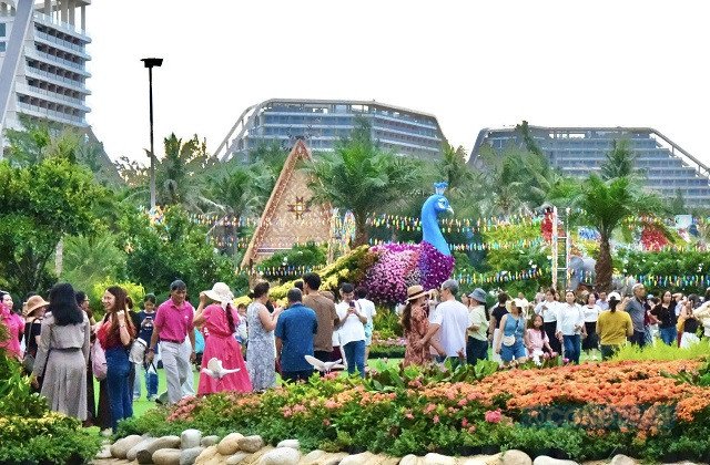 Lễ hội “Ngàn hoa về phố biển” tại FLC Quy Nhơn Beach& Golf Resort là một trong những “địa chỉ” thu hút khá đông du khách. Trong ảnh: Một góc Lễ hội “Ngàn hoa về phố biển”. Ảnh: VH Lễ hội “Ngàn hoa về phố biển” tại FLC Quy Nhơn Beach& Golf Resort là một trong những “địa chỉ” thu hút khá đông du khách. Trong ảnh: Một góc Lễ hội “Ngàn hoa về phố biển”. Ảnh: VH