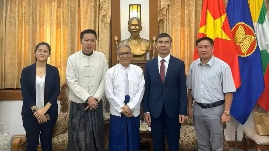 Đại sứ Nguyễn Anh Đức (thứ 2 từ phải sang) v&agrave; Chủ tịch Hội Hữu nghị Myanmar-Việt Nam Thet Win đ&atilde; c&oacute; buổi l&agrave;m việc nhằm thắt chặt hơn nữa t&igrave;nh cảm hữu nghị giữa nh&acirc;n d&acirc;n hai nước. (Ảnh: Đại sứ Việt Nam tại Myanmar cung cấp)