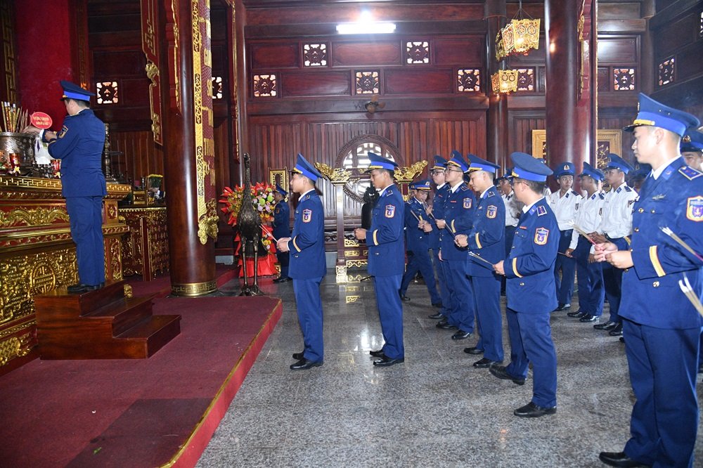 C&aacute;n bộ, chiến sĩ BTL V&ugrave;ng Cảnh s&aacute;t biển 4 d&acirc;ng hương tri &acirc;n tại Đền thờ Chủ tịch Hồ Ch&iacute; Minh (đặc khu Ph&uacute; Quốc)