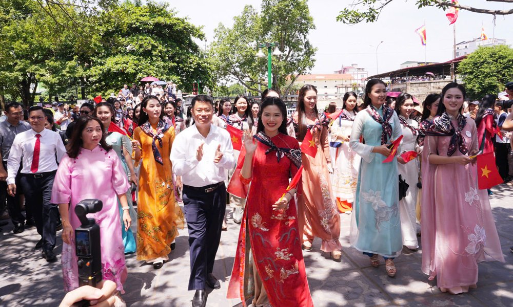 Các thí sinh tham dự Cuộc thi Hoa hậu Việt Nam năm 2026 tham quan, trải nghiệm tại khu di tích đình, đền, chùa Đồng Kỵ (phường Đồng Nguyên). Các thí sinh tham dự Cuộc thi Hoa hậu Việt Nam năm 2026 tham quan, trải nghiệm tại khu di tích đình, đền, chùa Đồng Kỵ (phường Đồng Nguyên).