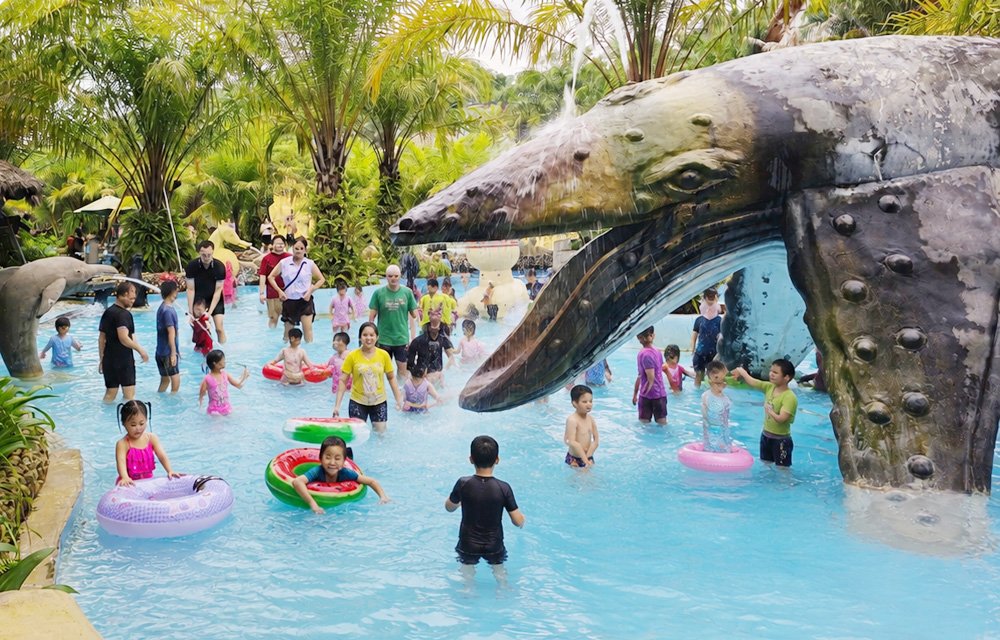 Nhiều gia đình dẫn các bạn nhỏ đến vui chơi tại Công viên giải trí Wedding Land, phường Đa Mai. Nhiều gia đình dẫn các bạn nhỏ đến vui chơi tại Công viên giải trí Wedding Land, phường Đa Mai.