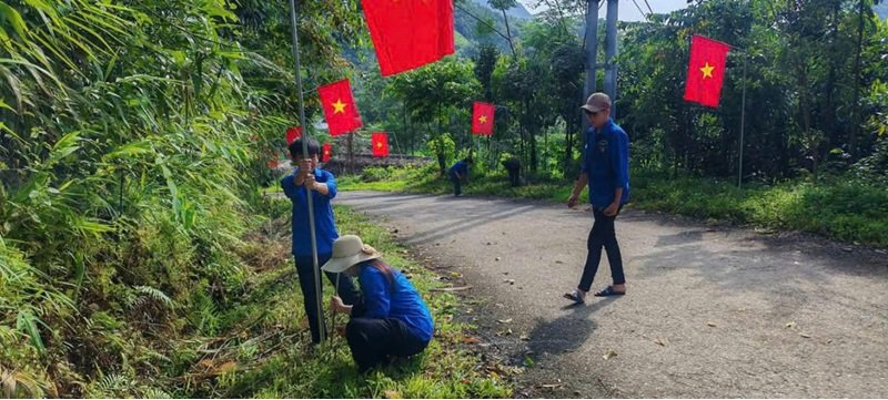&ldquo;Đường cờ Tổ quốc&rdquo; d&agrave;i 1.035 m tại th&ocirc;n L&agrave;ng Nủ đ&atilde; ho&agrave;n th&agrave;nh. Ảnh: Tỉnh đo&agrave;n L&agrave;o Cai.
