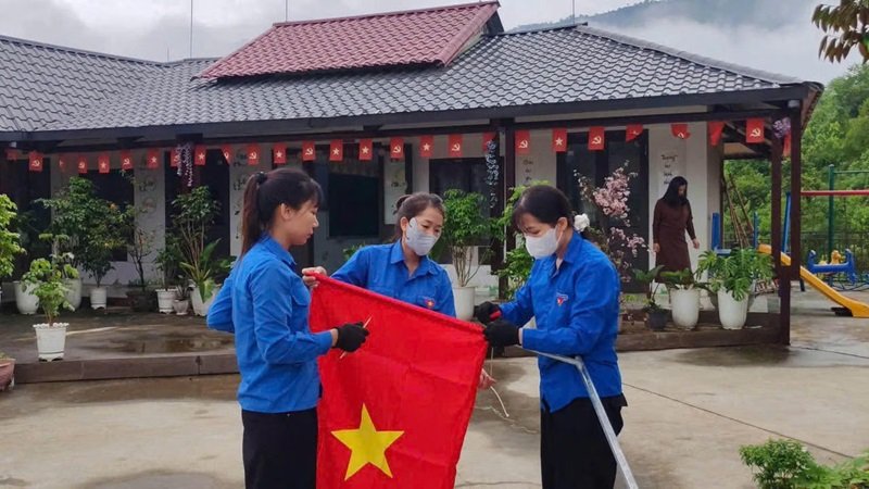 Những l&aacute; cờ được c&aacute;c bạn trẻ chuẩn bị treo l&ecirc;n một c&aacute;ch th&agrave;nh k&iacute;nh, cẩn trọng. Ảnh: Tỉnh đo&agrave;n L&agrave;o Cai.