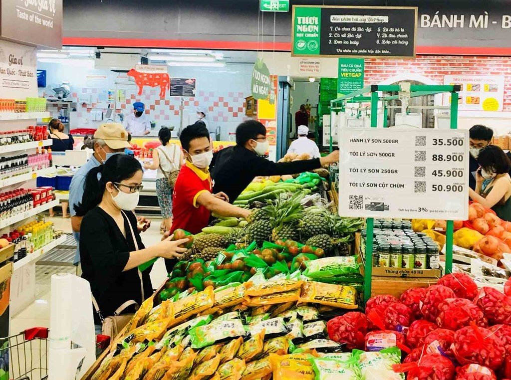 Người ti&ecirc;u d&ugrave;ng mua sắm tại si&ecirc;u thị. Ảnh: moit.gov.vn