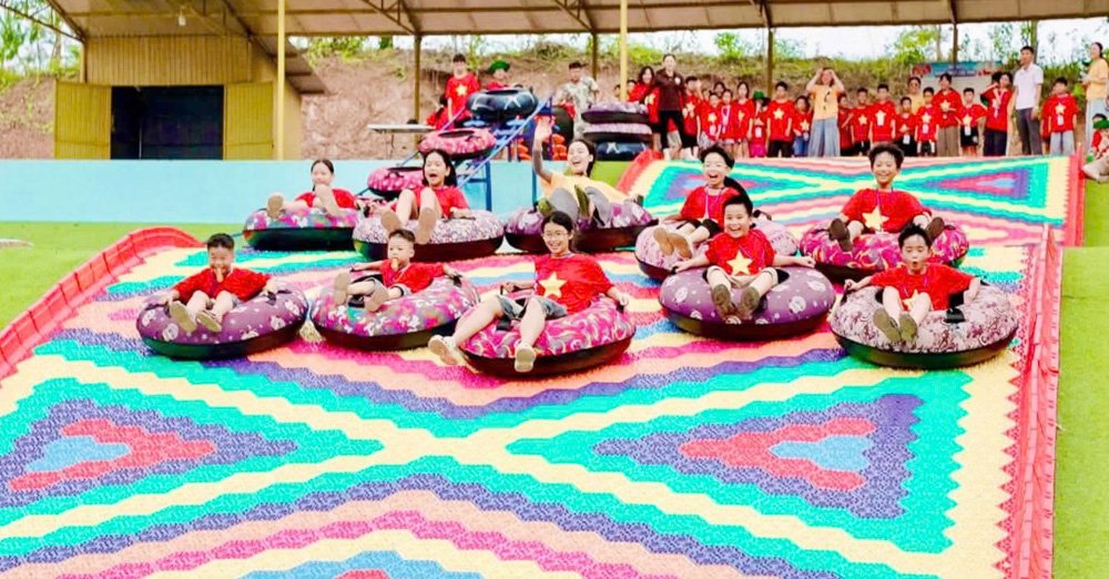Thanh thiếu nhi tham gia trò chơi vận động tại Điểm du lịch sinh thái hồ Bầu Tiên, xã Kiên Lao. Thanh thiếu nhi tham gia trò chơi vận động tại Điểm du lịch sinh thái hồ Bầu Tiên, xã Kiên Lao.