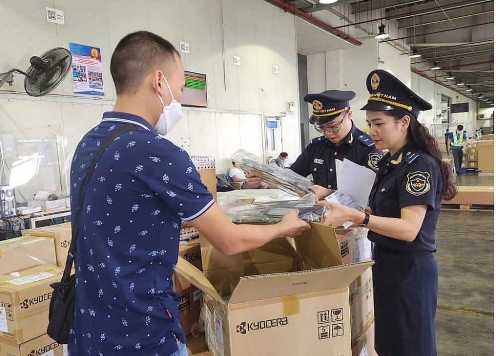 Công chức ngành Hải quan kiểm tra hàng hóa nhập khẩu. Ảnh: customs.gov.vn Công chức ngành Hải quan kiểm tra hàng hóa nhập khẩu. Ảnh: customs.gov.vn