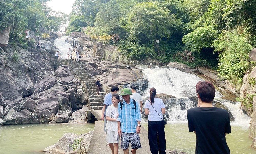 Du khách tham quan tại Khu du lịch sinh thái Suối Mỡ (xã Nghĩa Phương). Du khách tham quan tại Khu du lịch sinh thái Suối Mỡ (xã Nghĩa Phương).