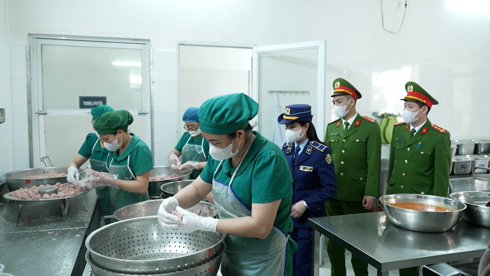 Kiểm tra khu chế biến thực phẩm tại bếp ăn b&aacute;n tr&uacute; Trường Tiểu học Ho&agrave;ng Văn Thụ, phường Kỳ Lừa, tỉnh Lạng Sơn