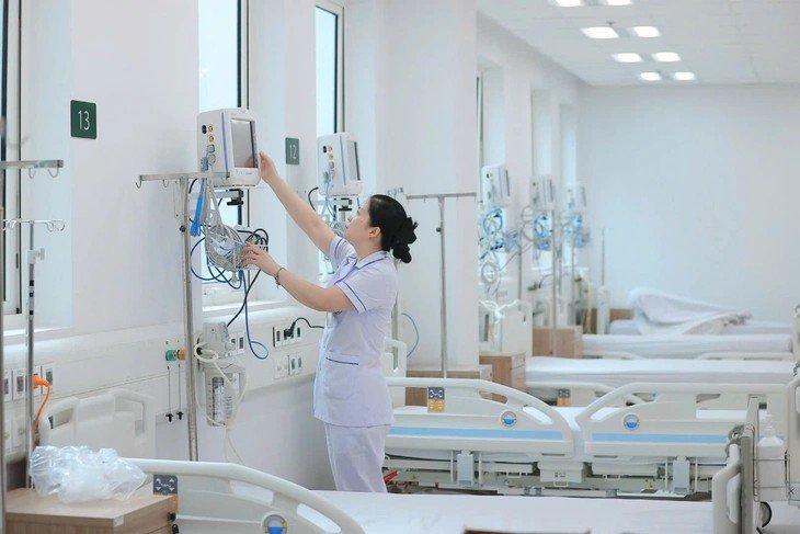 C&aacute;c thầy thuốc của Bệnh viện Bạch Mai đang kiểm tra lại những thiết bị y tế tại khu vực điều trị nội tr&uacute; về hồi sức để sẵn s&agrave;ng phục vụ người bệnh.