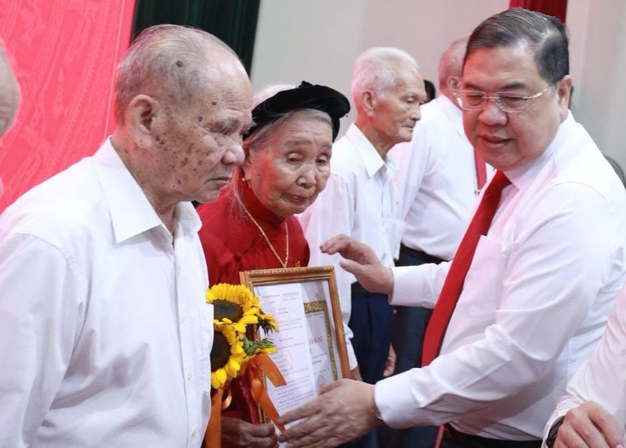 Ph&oacute; Thủ tướng Thường trực Ch&iacute;nh phủ Phạm Gia T&uacute;c trao Huy hiệu Đảng tặng c&aacute;c đảng vi&ecirc;n l&atilde;o th&agrave;nh tại H&agrave; Tĩnh