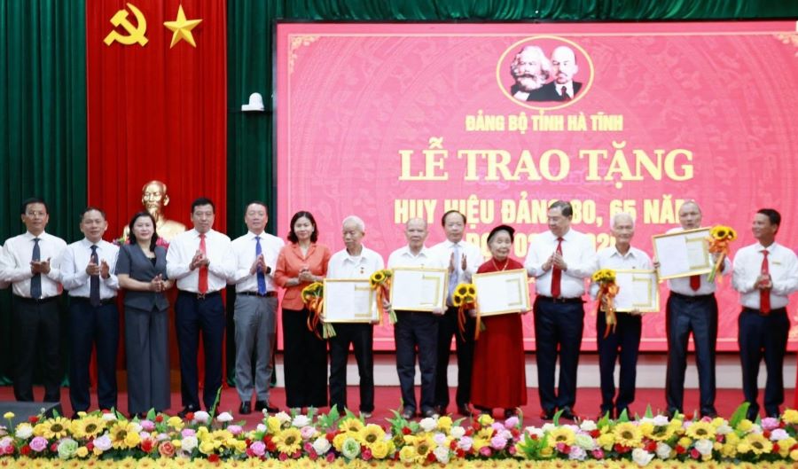 Ph&oacute; Thủ tướng Thường trực Phạm Gia T&uacute;c chụp ảnh lưu niệm tại lễ trao Huy hiệu Đảng