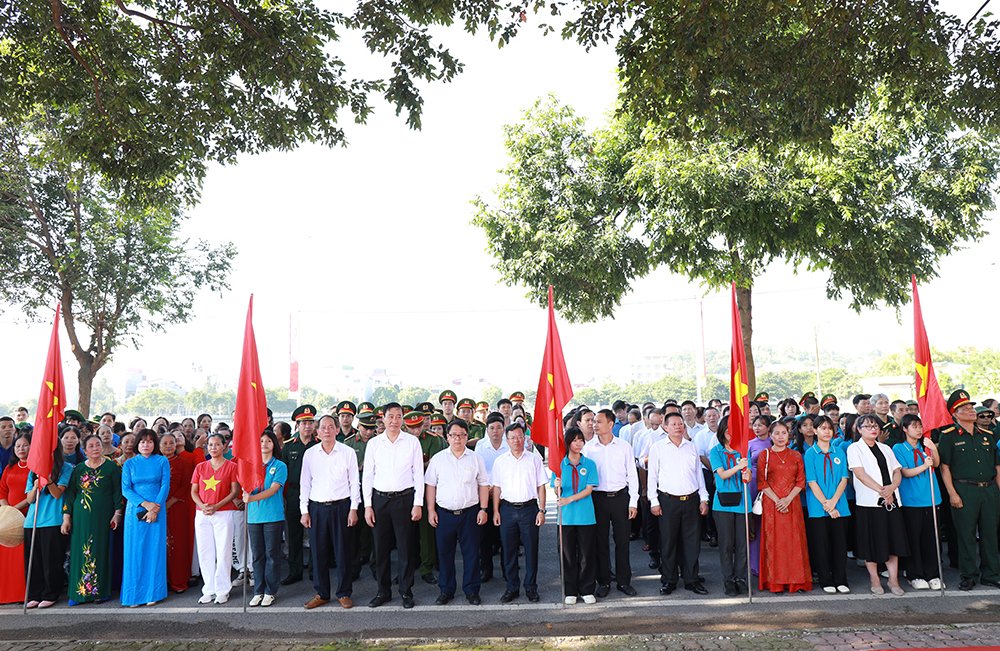 C&aacute;c đại biểu v&agrave; Nh&acirc;n d&acirc;n tổ d&acirc;n phố Thị Cầu 3 dự lễ kh&aacute;nh th&agrave;nh 