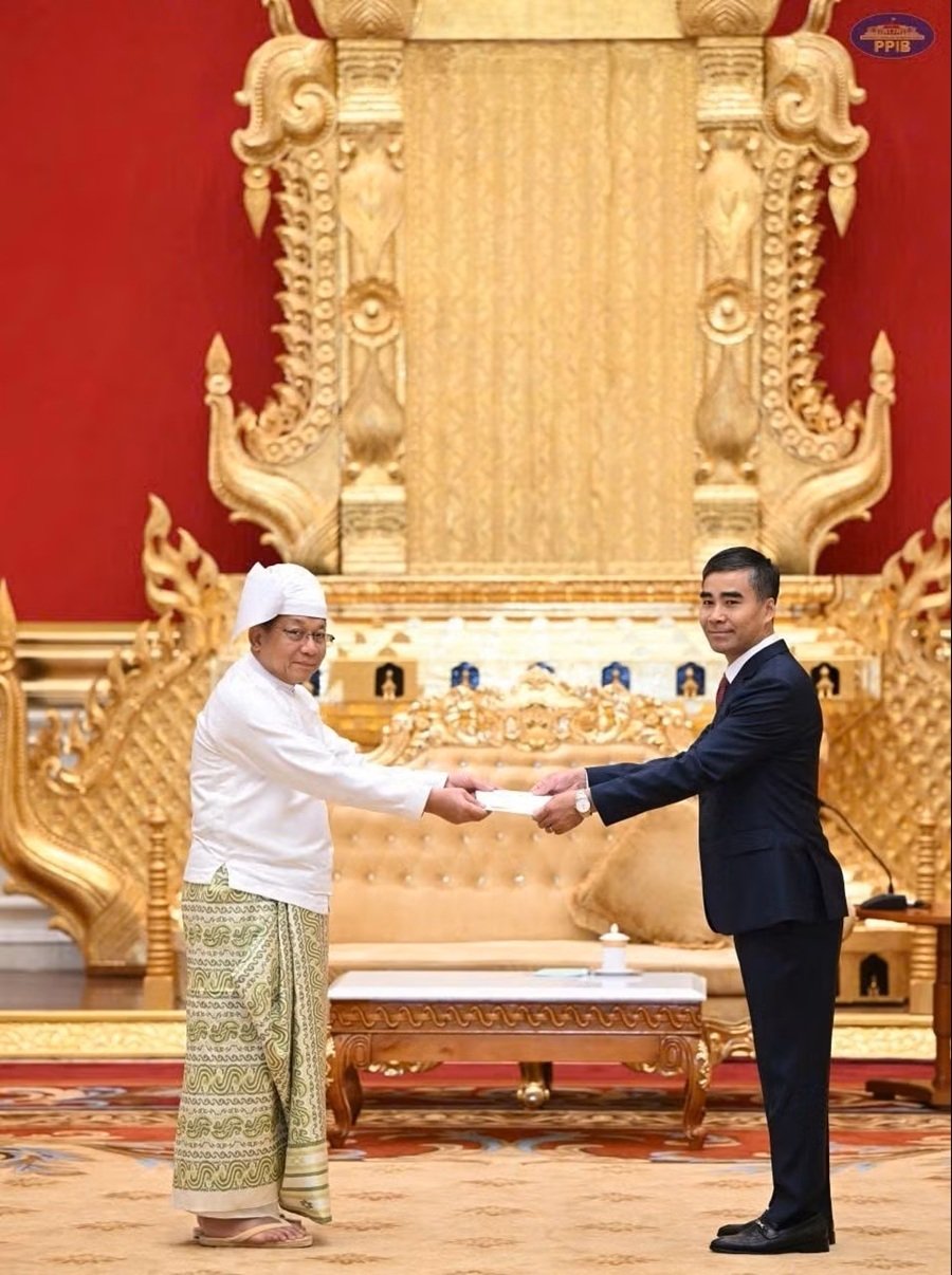 Đại sứ Nguyễn Anh Đức tr&igrave;nh Quốc thư l&ecirc;n Tổng thống Cộng h&ograve;a Li&ecirc;n bang Myanmar Min Aung Hlaing. (Ảnh: Đại sứ qu&aacute;n Việt Nam tại Myanmar cung cấp)