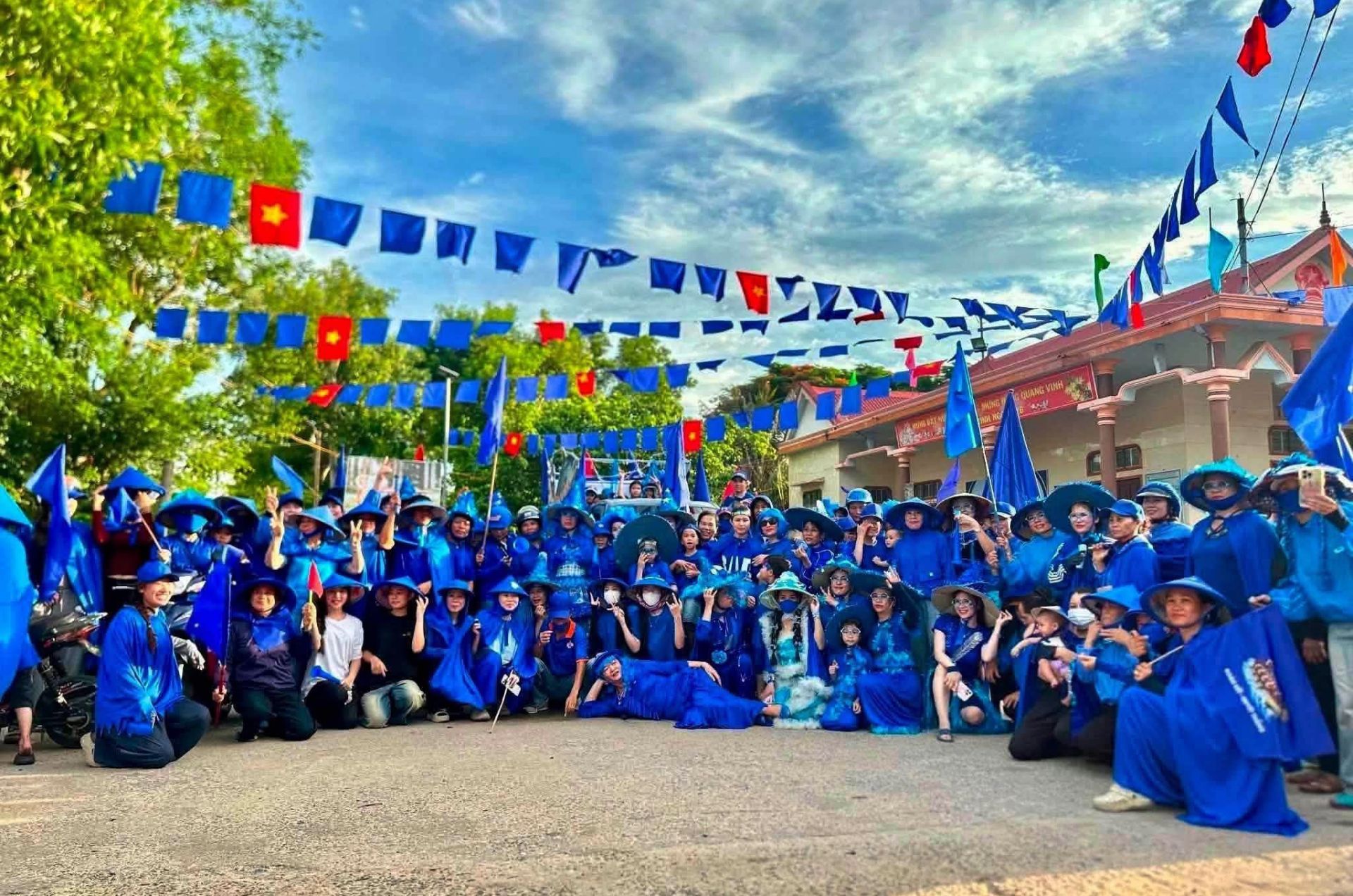 Trang phục của cổ động viên thuyền đua màu tím Trang phục của cổ động viên thuyền đua màu tím