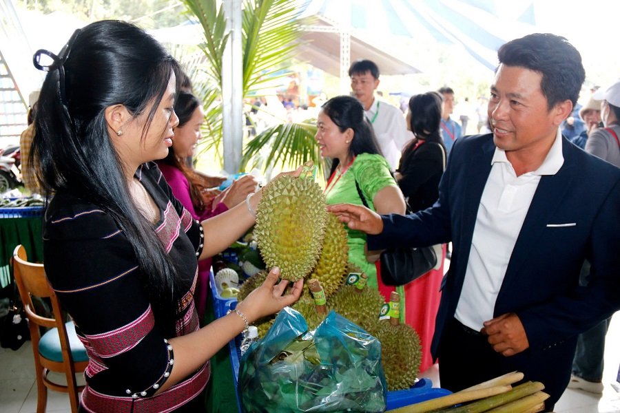 Sản phẩm đặc trưng của La Dạ được nhiều người ưa chuộng n&ecirc;n t&igrave;m đến du lịch để trải nghiệm lượm sầu ri&ecirc;ng ch&iacute;n rụng.