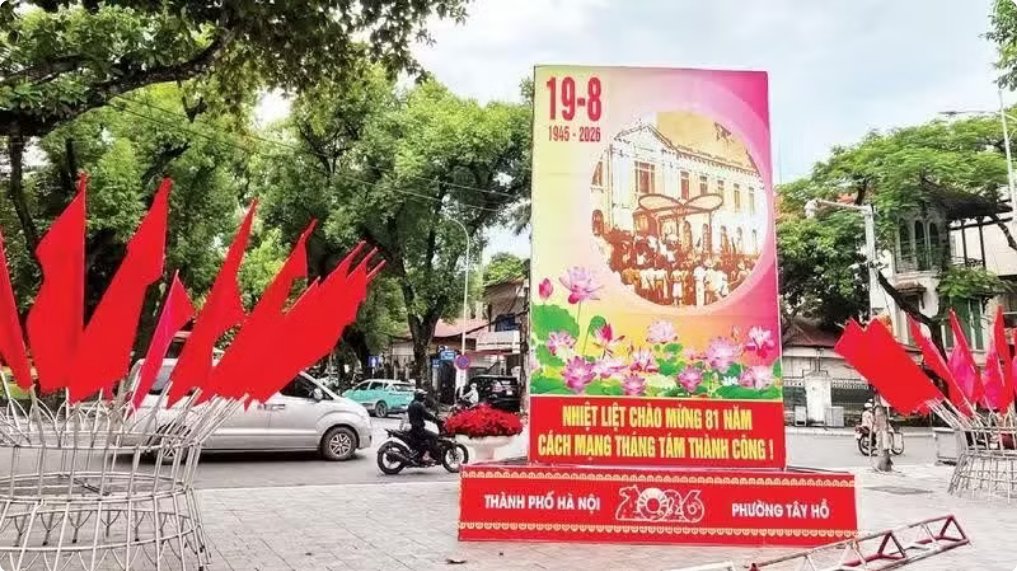 Cờ hoa chào mừng ngày Quốc khánh được trang trí tại các tuyến phố trung tâm của Thủ đô Hà Nội. (Ảnh: Đức Thắng) Cờ hoa chào mừng ngày Quốc khánh được trang trí tại các tuyến phố trung tâm của Thủ đô Hà Nội. (Ảnh: Đức Thắng)