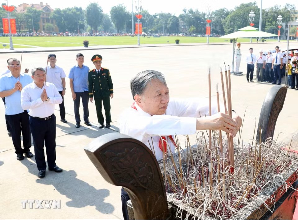 Tổng Bí thư, Chủ tịch nước Tô Lâm dâng hương tưởng nhớ Chủ tịch Hồ Chí Minh trước Lăng Bác - Ảnh: TTXVN Tổng Bí thư, Chủ tịch nước Tô Lâm dâng hương tưởng nhớ Chủ tịch Hồ Chí Minh trước Lăng Bác - Ảnh: TTXVN