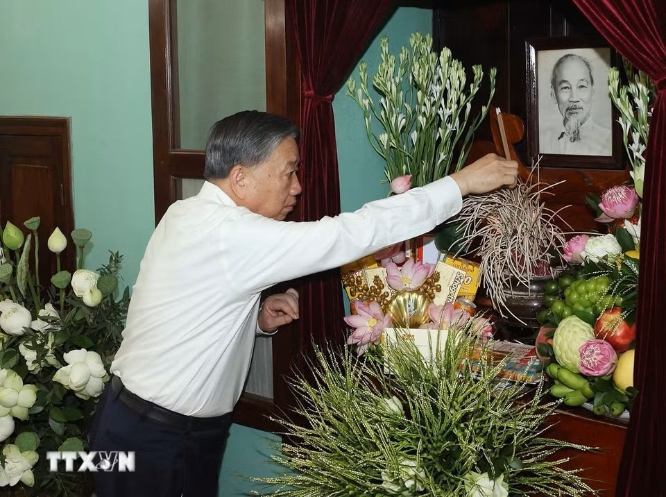 Tổng Bí thư, Chủ tịch nước Tô Lâm dâng hương tưởng nhớ Bác Hồ tại Nhà 67, Khu Di tích Chủ tịch Hồ Chí Minh trong Phủ Chủ tịch - Ảnh: TTXVN Tổng Bí thư, Chủ tịch nước Tô Lâm dâng hương tưởng nhớ Bác Hồ tại Nhà 67, Khu Di tích Chủ tịch Hồ Chí Minh trong Phủ Chủ tịch - Ảnh: TTXVN