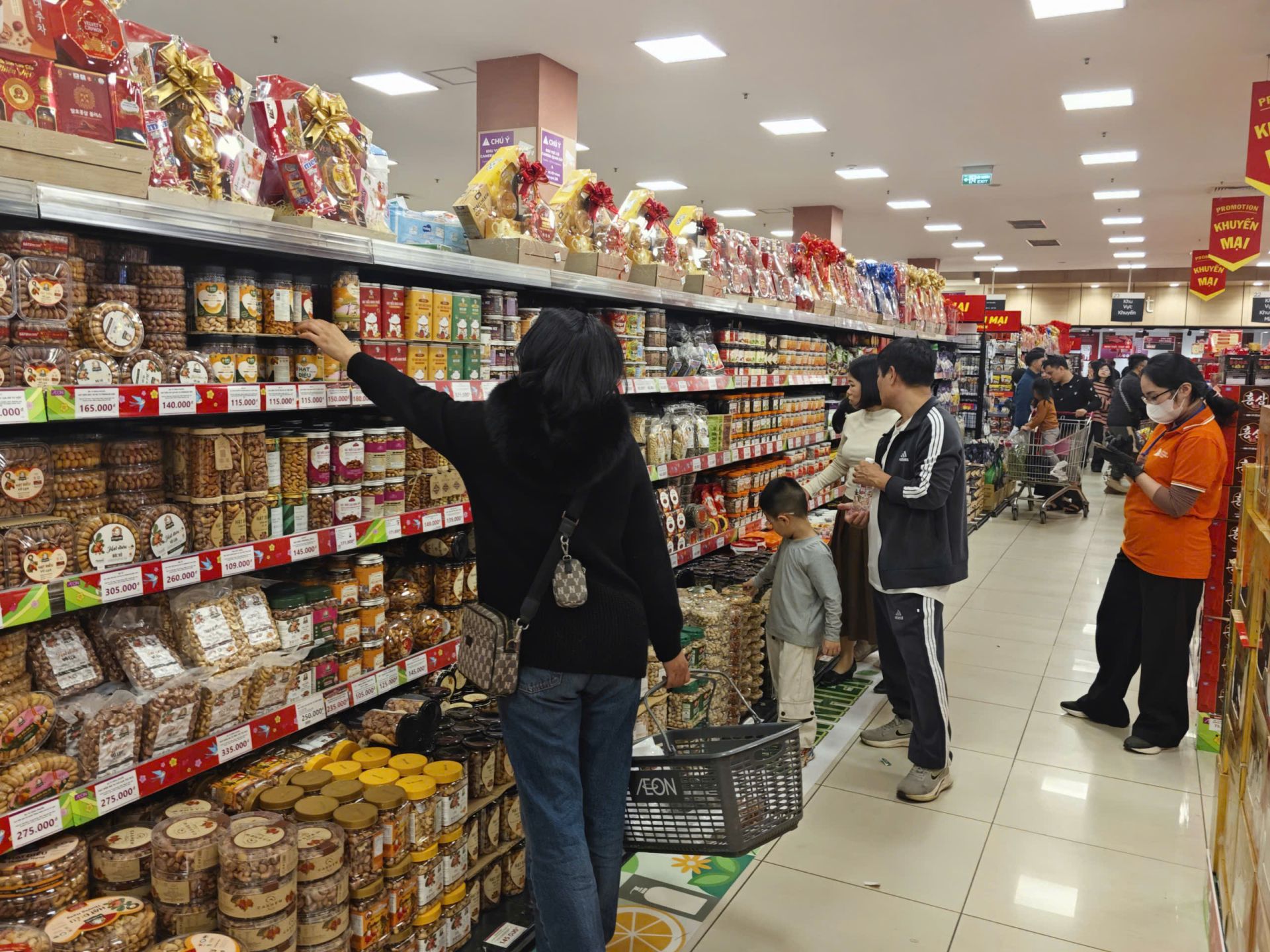 Doanh nghiệp b&aacute;n lẻ chủ động tăng nguồn h&agrave;ng, giữ ổn định gi&aacute; v&agrave; đẩy mạnh khuyến mại, tạo th&ecirc;m cơ hội để h&agrave;ng Việt mở rộng thị trường trong m&ugrave;a mua sắm cuối năm.