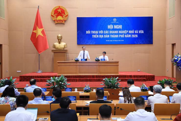 Chủ tịch UBND th&agrave;nh phố H&agrave; Nội Vũ Đại Thắng chủ tr&igrave; một hội nghị đối thoại với cộng đồng doanh nghiệp ng&agrave;y 16/4.