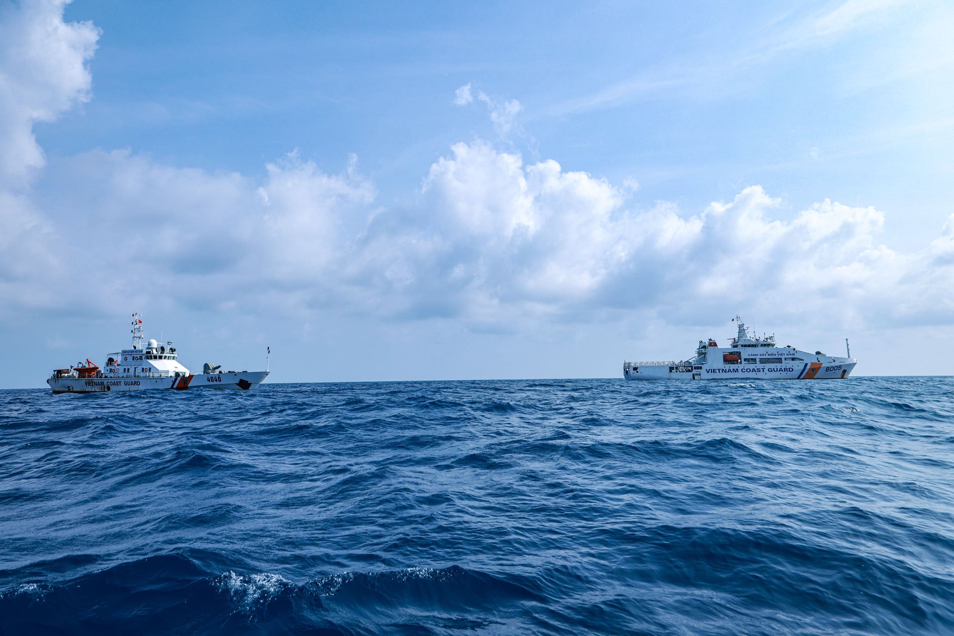 C&aacute;c t&agrave;u Cảnh s&aacute;t biển Việt Nam thực hiện nhiệm vụ chống IUU tr&ecirc;n thực địa.