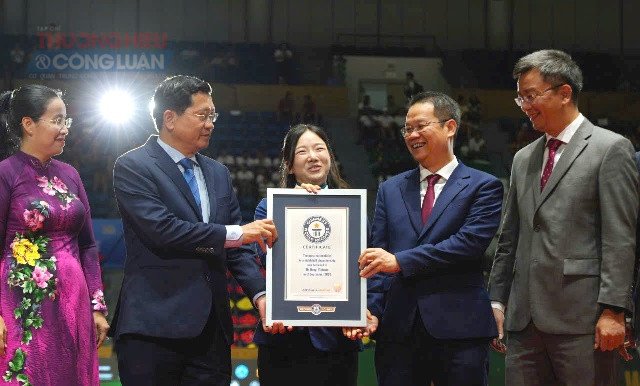 Đại diện Tổ chức Kỷ lục Guinness thế giới trao Bằng c&ocirc;ng nhận &ldquo;Giải đấu c&oacute; vận động vi&ecirc;n đại diện cho nhiều quốc gia v&agrave; v&ugrave;ng l&atilde;nh thổ nhất&rdquo; cho l&atilde;nh đạo th&agrave;nh phố.