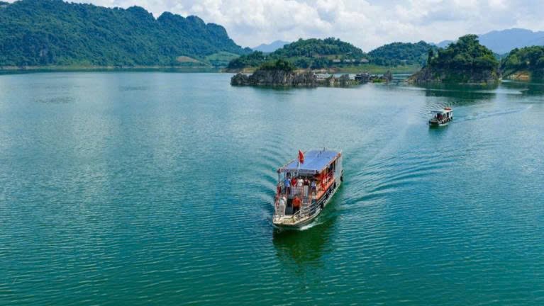 Du kh&aacute;ch kh&aacute;m ph&aacute; cảnh sắc v&agrave; trải nghiệm c&aacute;c dịch vụ tr&ecirc;n l&ograve;ng hồ H&ograve;a B&igrave;nh..