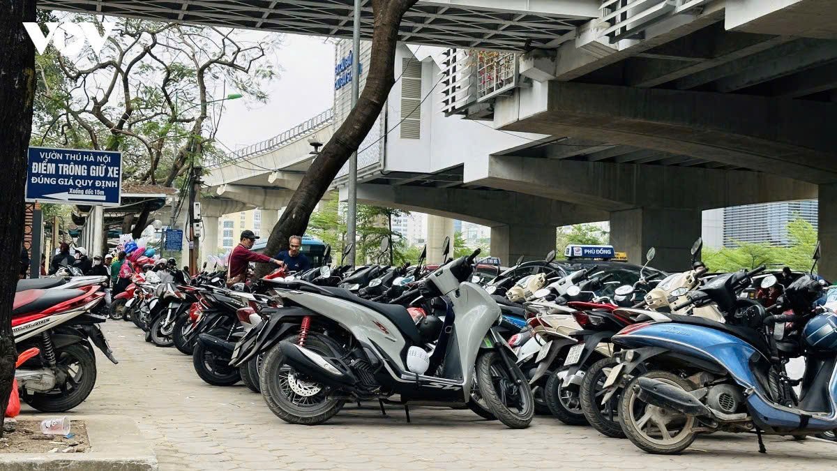 Một điểm tr&ocirc;ng giữ phương tiện tự ph&aacute;t tr&ecirc;n địa b&agrave;n H&agrave; Nội. Th&agrave;nh phố y&ecirc;u cầu ki&ecirc;n quyết kiểm tra, xử l&yacute; v&agrave; giải tỏa c&aacute;c điểm tr&ocirc;ng giữ xe kh&ocirc;ng ph&eacute;p, tr&aacute;i ph&eacute;p.