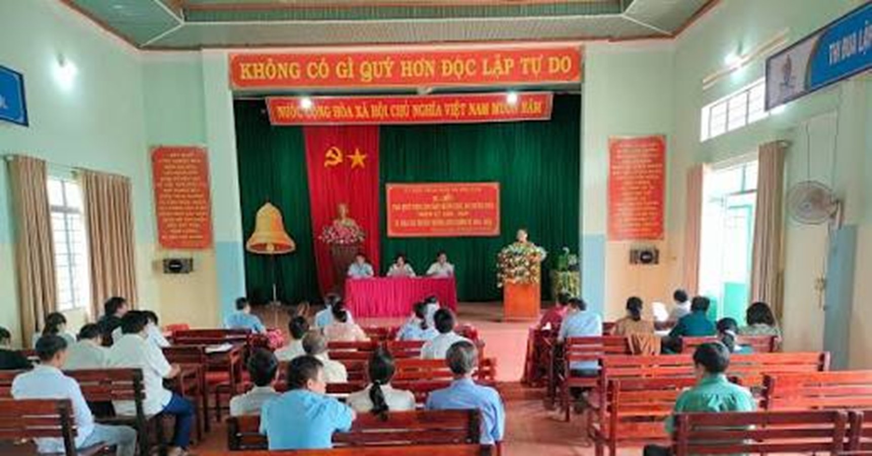 Mức phụ cấp của B&iacute; thư Chi bộ ki&ecirc;m trưởng th&ocirc;n kh&ocirc;ng c&oacute; một mức chung &aacute;p dụng to&agrave;n quốc m&agrave; phụ thuộc v&agrave;o nghị quyết của HĐND từng tỉnh, th&agrave;nh phố