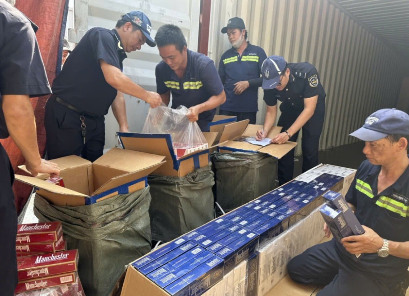 Lực lượng Hải quan tăng cường kiểm tra, gi&aacute;m s&aacute;t h&agrave;ng h&oacute;a xuất nhập khẩu nhằm kịp thời ph&aacute;t hiện, xử l&yacute; c&aacute;c h&agrave;nh vi vi phạm. (Ảnh minh họa)