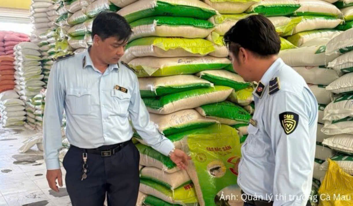 Lực lượng Quản l&yacute; thị trường tỉnh C&agrave; Mau kiểm tra h&agrave;ng h&oacute;a tại một cơ sở kinh doanh gạo tr&ecirc;n địa b&agrave;n x&atilde; C&aacute;i Nước. (Ảnh: QLTT)
